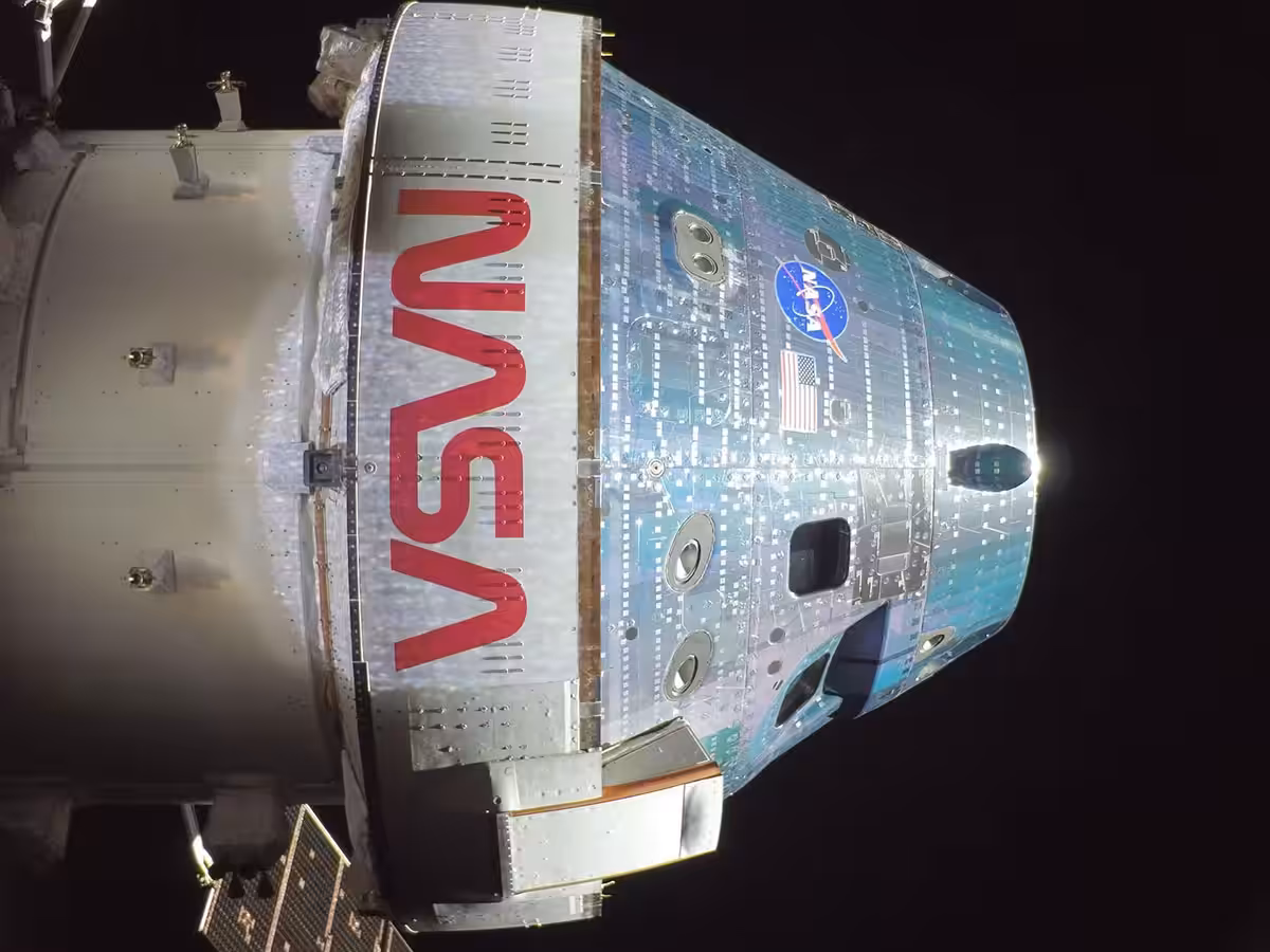The Orion spacecraft Integrity above the Moon during the Artemis II lunar flyby